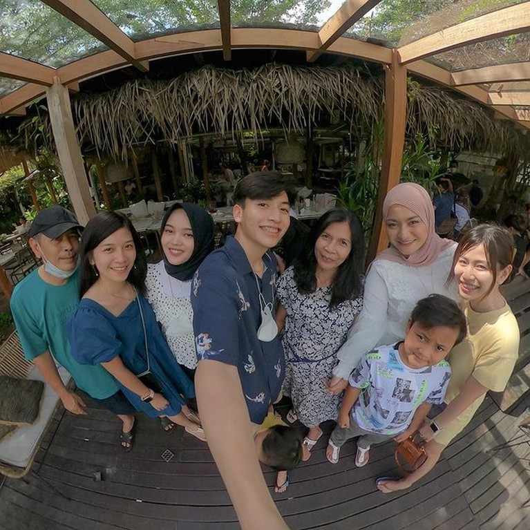 Potret Kedekatan Putri Delina dengan Keluarga Sang Kekasih yang Beda Agama Putri Delina tampak akrab dan dekat dengan keluarga sang kekasih Jeffry Reksa yang beda agama. Yuk intip potret kebersamaannya!