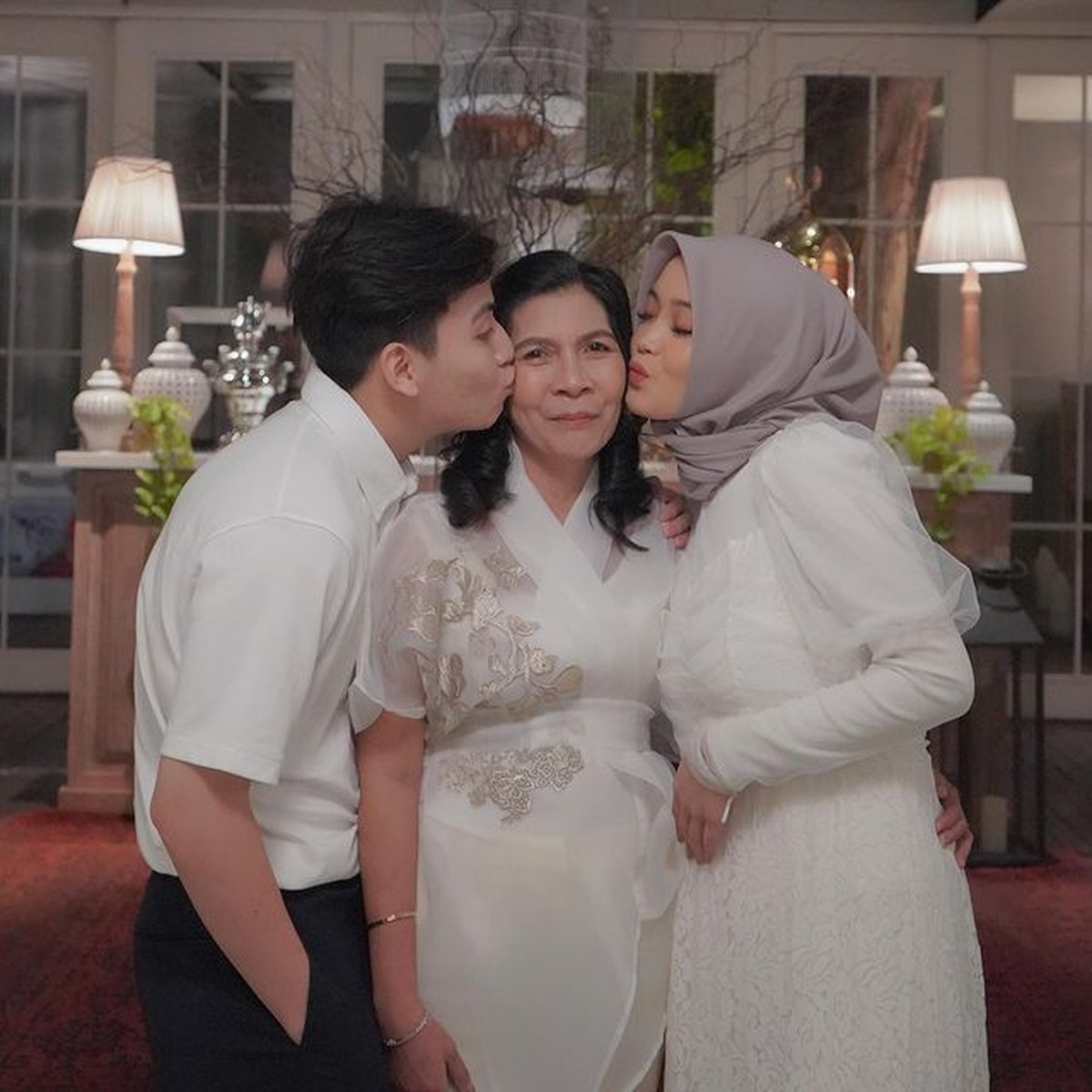 Putri Delina tampak akrab dan dekat dengan keluarga sang kekasih Jeffry Reksa yang beda agama&period; Yuk intip potret kebersamaannya&excl;