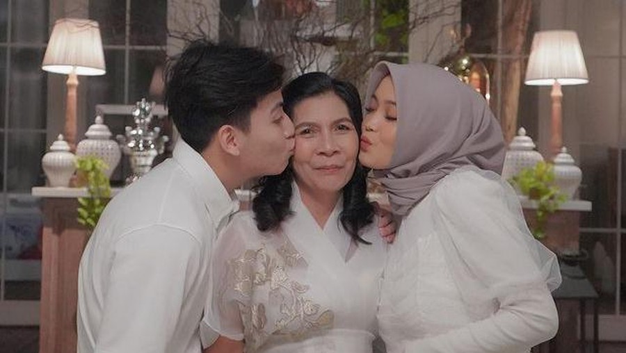 Putri Delina tampak akrab dan dekat dengan keluarga sang kekasih Jeffry Reksa yang beda agama. Yuk intip potret kebersamaannya!