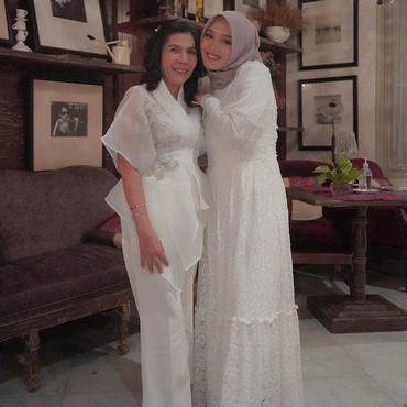 Potret Kedekatan Putri Delina dengan Calon Ibu Mertua yang Beda Agama