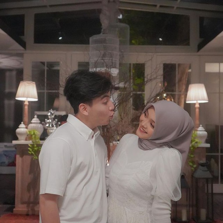 Potret Kedekatan Putri Delina dengan Keluarga Sang Kekasih yang Beda Agama Putri Delina tampak akrab dan dekat dengan keluarga sang kekasih Jeffry Reksa yang beda agama. Yuk intip potret kebersamaannya!
