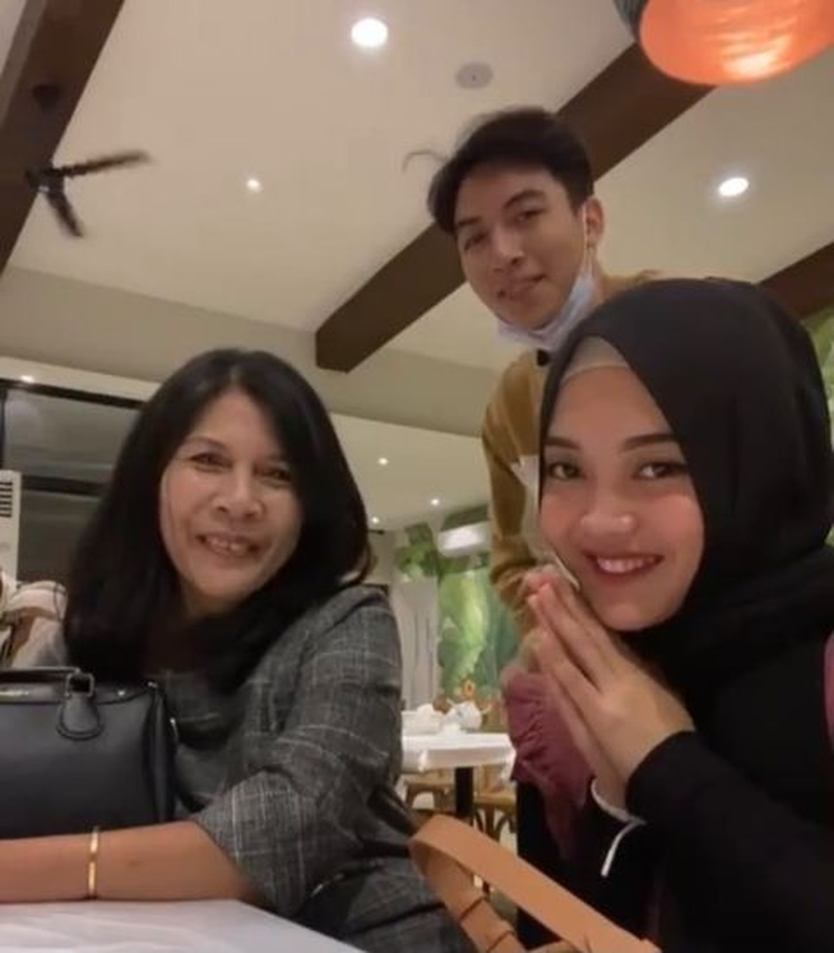 Putri Delina tampak akrab dan dekat dengan keluarga sang kekasih Jeffry Reksa yang beda agama&period; Yuk intip potret kebersamaannya&excl;