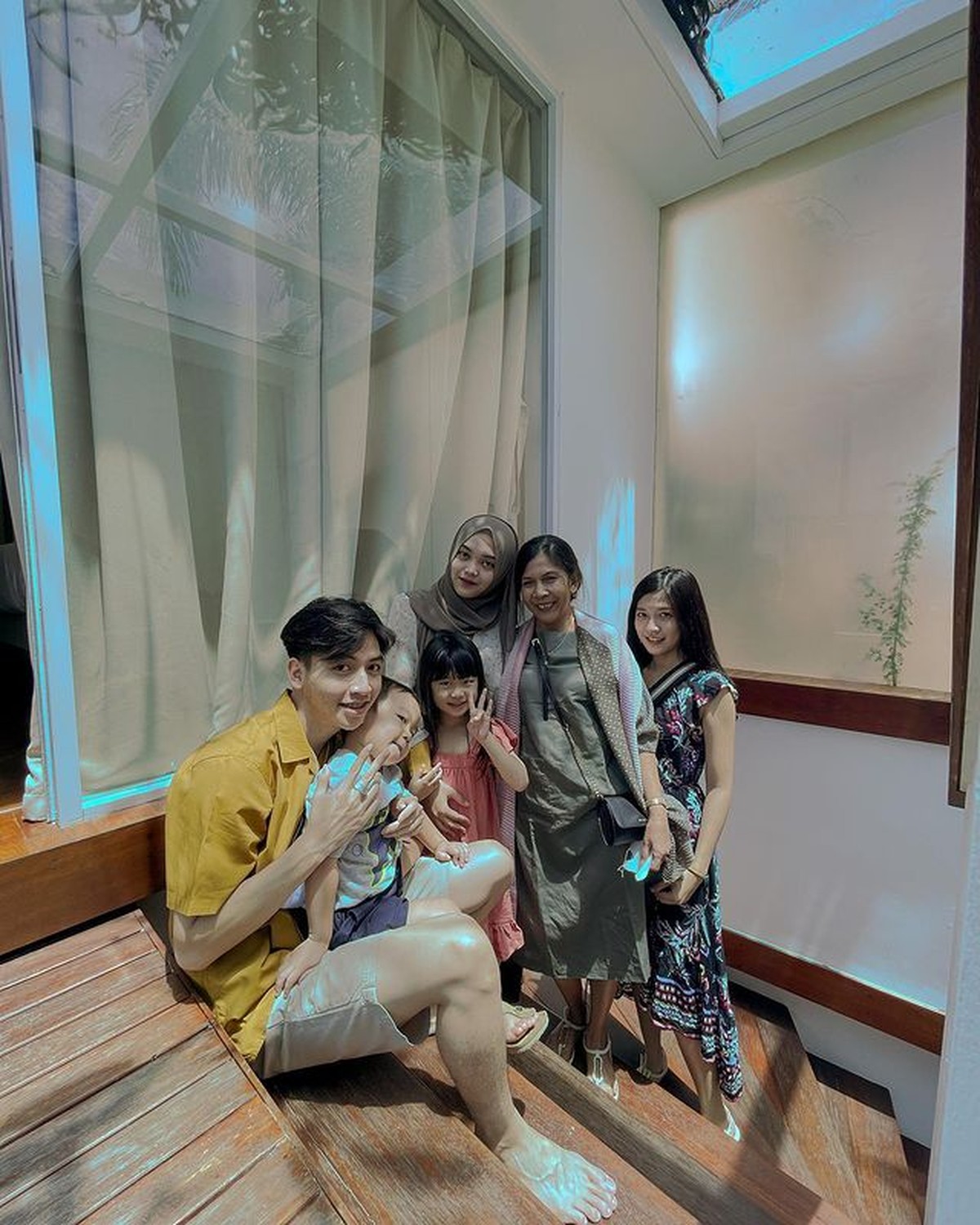 Putri Delina tampak akrab dan dekat dengan keluarga sang kekasih Jeffry Reksa yang beda agama&period; Yuk intip potret kebersamaannya&excl;