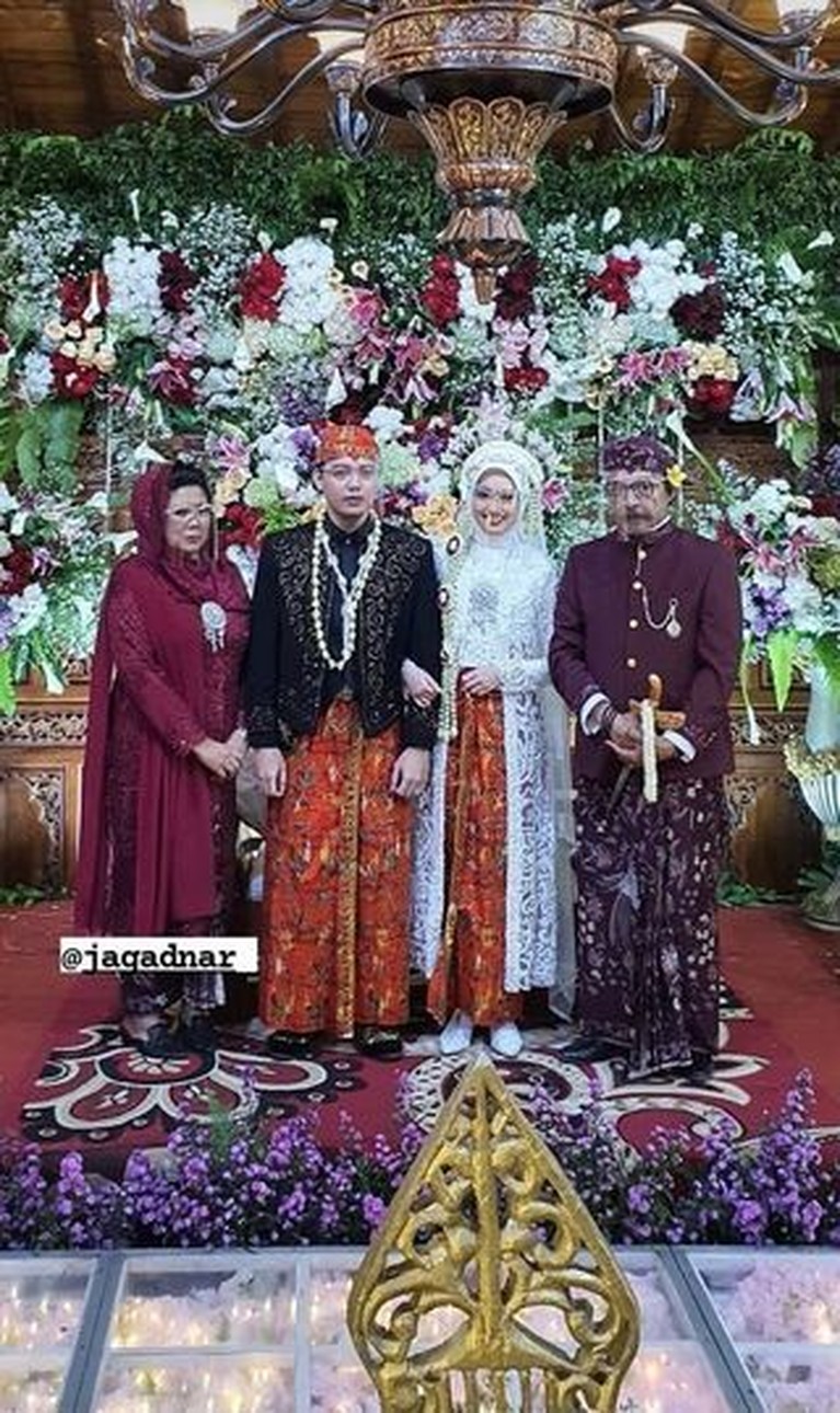 Putra bungsu Sujiwo Tejo, Jagad Narendra baru saja menikah dengan sang kekasih bernama Husnul Chotimah. Yuk intip momennya!