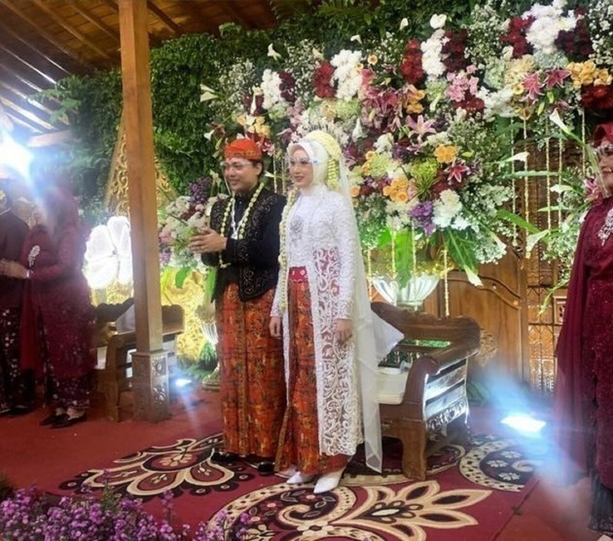 Putra bungsu Sujiwo Tejo&comma; Jagad Narendra baru saja menikah dengan sang kekasih bernama Husnul Chotimah&period; Yuk intip momennya&excl;