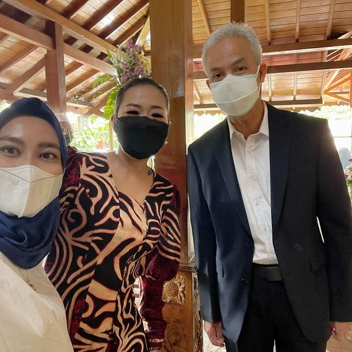 Putra bungsu Sujiwo Tejo&comma; Jagad Narendra baru saja menikah dengan sang kekasih bernama Husnul Chotimah&period; Yuk intip momennya&excl;