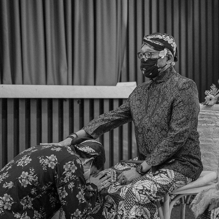 Putra bungsu Sujiwo Tejo, Jagad Narendra baru saja menikah dengan sang kekasih bernama Husnul Chotimah. Yuk intip momennya!