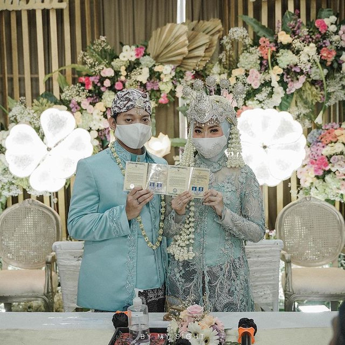 Putra bungsu Sujiwo Tejo&comma; Jagad Narendra baru saja menikah dengan sang kekasih bernama Husnul Chotimah&period; Yuk intip momennya&excl;