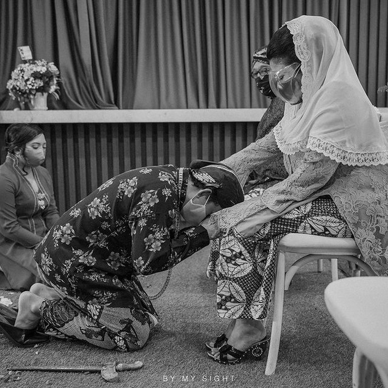 Putra bungsu Sujiwo Tejo, Jagad Narendra baru saja menikah dengan sang kekasih bernama Husnul Chotimah. Yuk intip momennya!