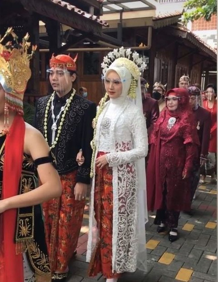 Putra bungsu Sujiwo Tejo, Jagad Narendra baru saja menikah dengan sang kekasih bernama Husnul Chotimah. Yuk intip momennya!