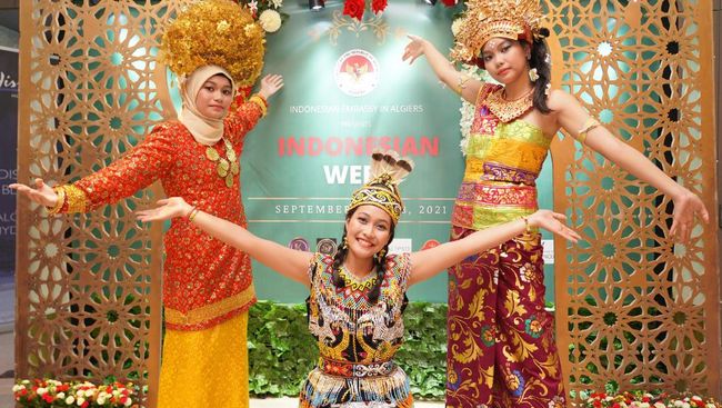Jelajah Indonesia di Aljazair Melalui Indonesian Week 2021 KBRI Alger menyelenggarakan 'Indonesian Week 2021' dalam rangka memperingati HUT Republik Indonesia ke-76.
