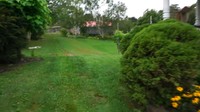 <p>Lingkungan tempat tinggal Sacha benar-benar asri nih, Bunda. Halaman-halaman yang ada di sana terlihat seperti bukit Teletubbies, ya? <em>He he he...</em> (Foto: YouTube Sacha Stevenson)</p>