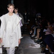 Rutinitas Ibu Baru Melahirkan Jadi Inspirasi Koleksi Terbaru Simone Rocha di London Fashion Week! Seperti Apa?