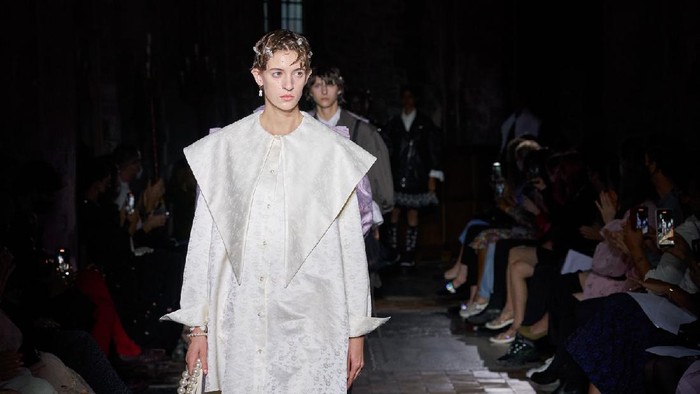 Rutinitas Ibu Baru Melahirkan Jadi Inspirasi Koleksi Terbaru Simone Rocha di London Fashion Week! Seperti Apa? Rutinitas Ibu Baru Melahirkan Jadi Inspirasi Koleksi Terbaru Simone Rocha di London Fashion Week! Seperti Apa?