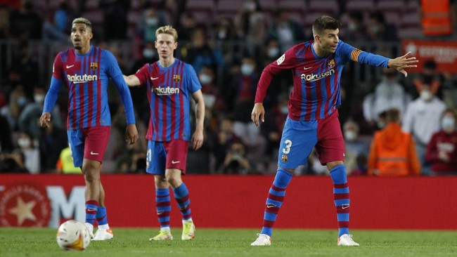 Pelatih Barcelona Ronald Koeman curiga Gerard Pique punya kedekatan dengan presiden klub Joan Laporta.
