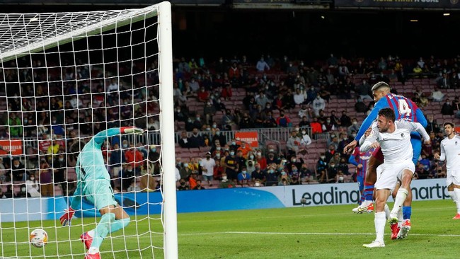 Berikut fakta menarik usai laga Barcelona vs Granada yang berakhir imbang di Stadion Camp Nou, Selasa (21/9) dini hari.