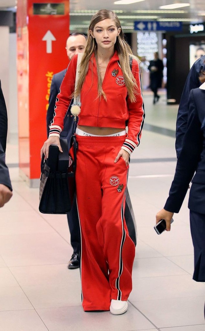 Tracksuit tak sekadar outfit untuk berolahraga. Kamu juga bisa memakainya untuk tampil stylish namun tetap menomorsatukan kenyamanan. (Pinterest.com)