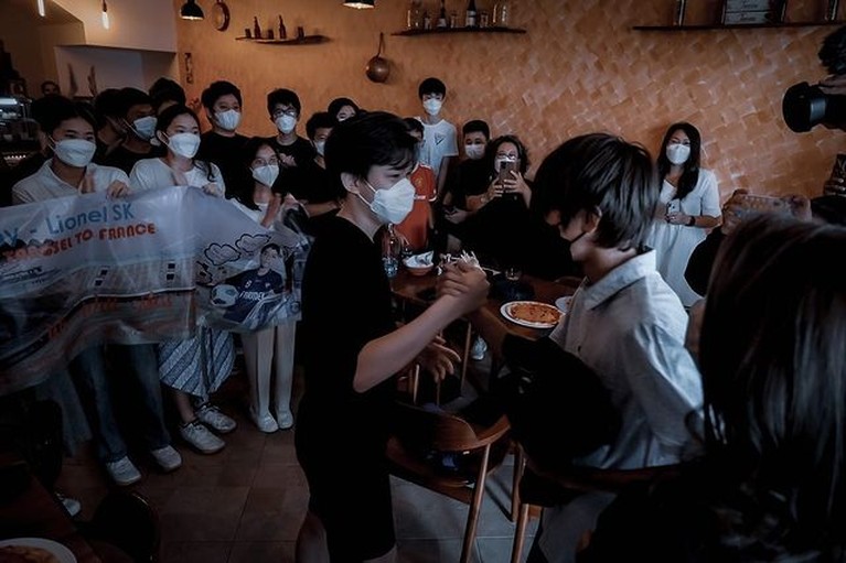 Tangis Donna Agnesia di Farewell Surprise Sang Putra yang Akan Sekolah ke Prancis Farewell surprise Lionel Nathan putra sulung Donna Agnesia dan Darius dipenuhi tangis haru keluarga dan teman-teman. Yuk intip!