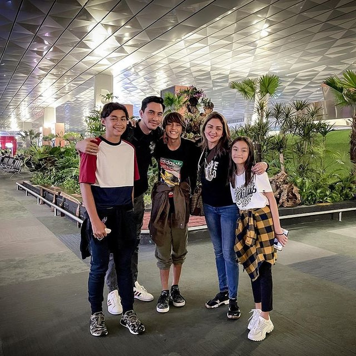 Farewell surprise Lionel Nathan putra sulung Donna Agnesia dan Darius dipenuhi tangis haru keluarga dan teman-teman&period; Yuk intip&excl;