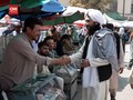 VIDEO: Komandan Taliban Lepas Senjata Dekati Warga