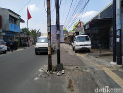 Deadline Lewat, Masih Banyak Tiang Makan Badan Jalan di Ciputat Timur