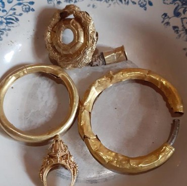 Penggali Kubur Mujur Temukan Harta Karun Peninggalan Zaman Sejarah