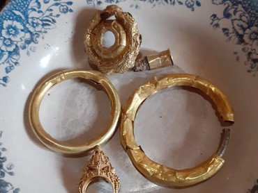 Penggali Kubur Mujur Temukan Harta Karun Peninggalan Zaman Sejarah