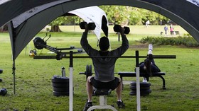 FOTO: Warga Sydney Ubah Taman Jadi Tempat Gym