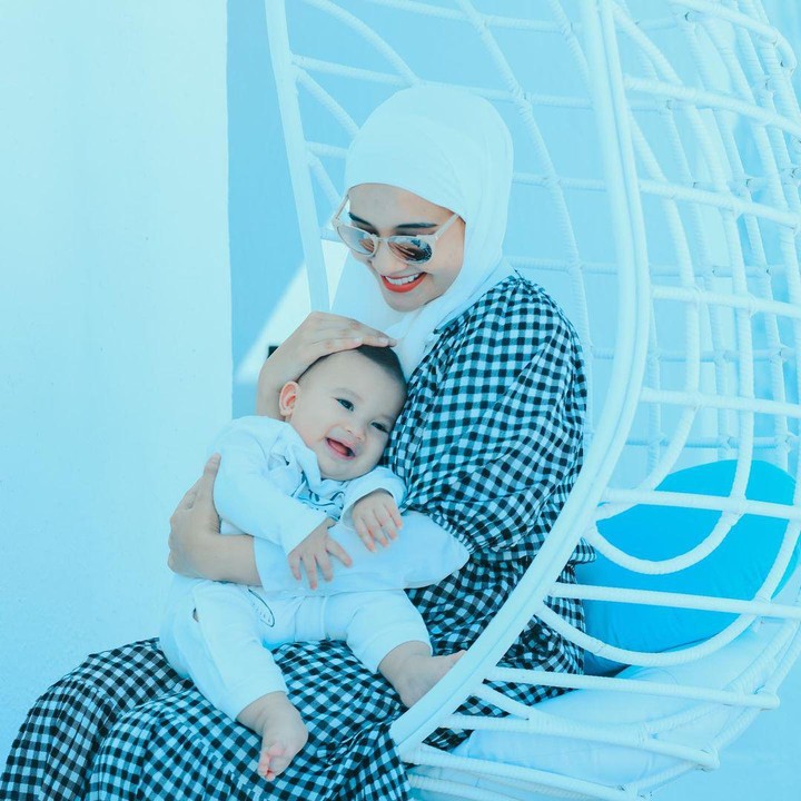 <p>Tampaknya, Baby Ukkasya amat menikmati momen liburan pertamanya nih, Bunda. (Foto: Instagram @zaskiasungkar15)</p>