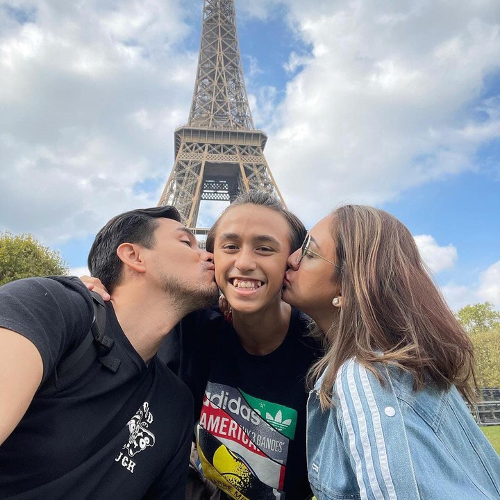 <p>Pasangan Donna Agnesia dan Darius Sinathrya belum lama ini mengantarkan putra sulungnya, yakni Lionel Nathan Sinathrya, ke Paris nih, Bunda. (Foto: Instagram)</p>