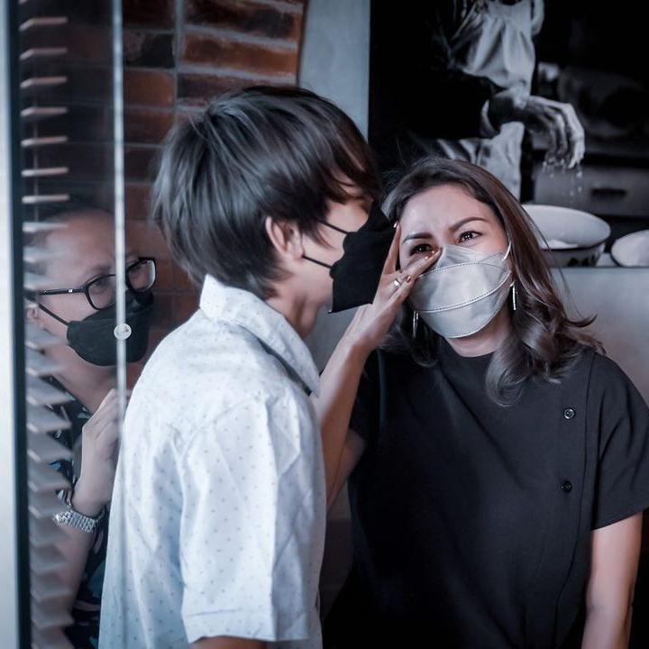 <p>Keberangkatan Lio juga sempat membuat Donna dan keluarganya sedih, Bunda. Akan tetapi bunda tiga orang anak itu optimis dan demi kesuksesan buah hatinya tersebut. "Tangis haru dan doa seorang Ibu akan selalu mengiringi langkahmu Lio…" tulis Darius sebagai caption untuk potret Donna yang menangis di hadapan Lio. (Foto: Instagram)</p>