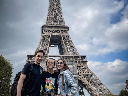 7 Potret Darius dan Donna Antar Anak Sekolah Bola di Paris