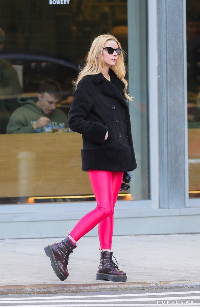 Anya Taylor-Joy terlihat mencuri perhatian lewat legging warna neon berwarna fuschia. Ia tampak memadukan legging-nya tersebut dengan jaket hitam serta kacamata model cat eye. Gaya street style-nya jadi makin keren banget ya!/Foto: Getty Images