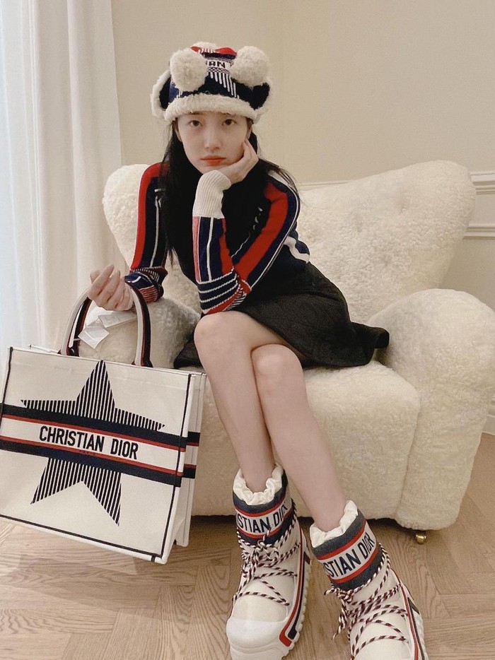 Pada Selasa, (21/9) lalu, Suzy mem-posting beberapa foto di Instagram. Ia memamerkan hadiah dari brand DIOR, sebagai bentuk hadiah perayaan festival Chuseok di Korea Selatan. Suzy sendiri adalah brand ambassador dari merek mewah tersebut./Foto: instagram.com/skuukzky
