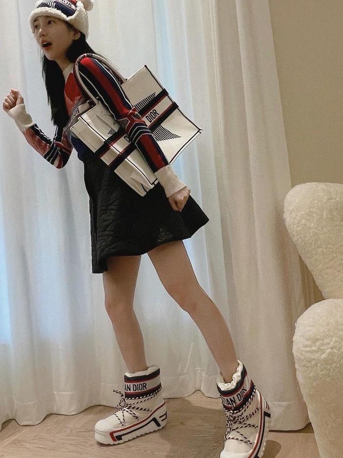 Selain terpana dengan kecantikan Suzy, banyak fans yang 'salah fokus' dengan furnitur di foto tersebut, salah satunya sofa yang diduduki Suzy di rumahnya. Sofa berwarna putih tersebut diketahui keluaran dari merek asal Denmark, yaitu Lassen. Sofa tersebut ditaksir seharga 10,1 juta Won atau setara dengan Rp122 juta./Foto: instagram.com/skuukzky