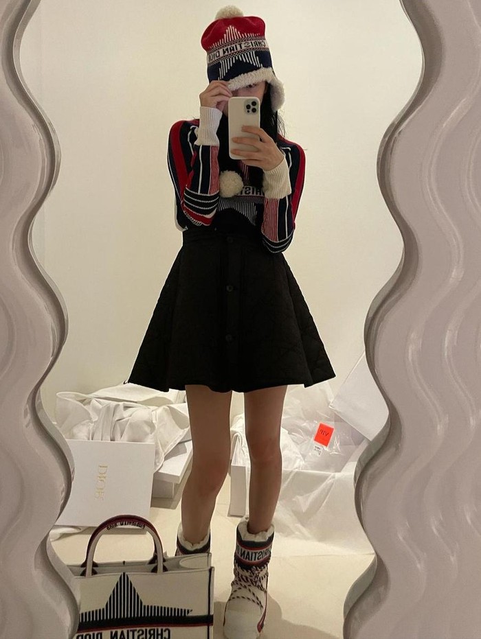 Selain sofa, cermin besar dalam postingan Suzy turut menuai perhatian. Pasalnya, cermin unik tersebut merupakan rilisan dari brand Italia, ETTORE SOTTSASS. Nggak tanggung-tanggung, harga cermin besar ini berkisar 12 juta Won atau sekitar Rp144 juta. Harga yang fantastis, bukan?/Foto: instagram.com/skuukzky
