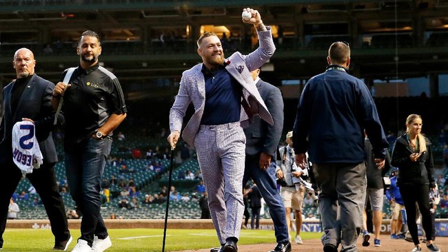 Petarung UFC Justin Gaethje tertawa melihat Conor McGregor melakukan lemparan yang sembarangan pada seremonial kompetisi Mejor League Baseball