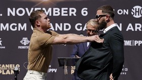 FOTO: Detik-detik Canelo vs Plant Berantem di Konferensi Pers