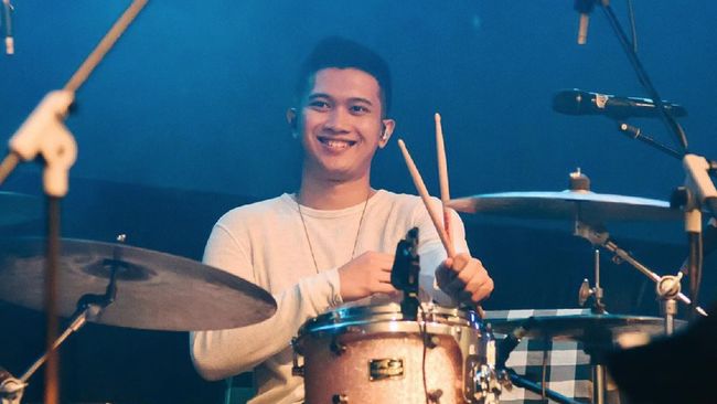 Calon suami Eva Celia, Demas Narawangsa merupakan drummer, komposer, dan produser kelahiran Jakarta 9 April 1993.