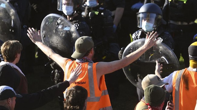 Demonstrasi anti-lockdown dilakukan ratusan orang di Melbourne pada Rabu (22/9), dua polisi terluka akibat bentrok dengan pendemo.