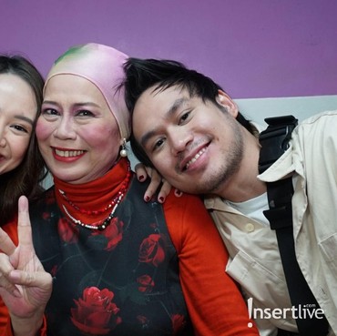 Dewi Yull Bahagia Lihat Anak dan Menantu Kompak Bikin Konten Bersama