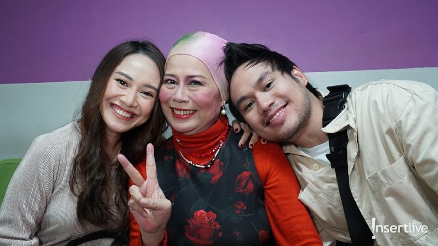 Dewi Yull bersama putra dan menantu