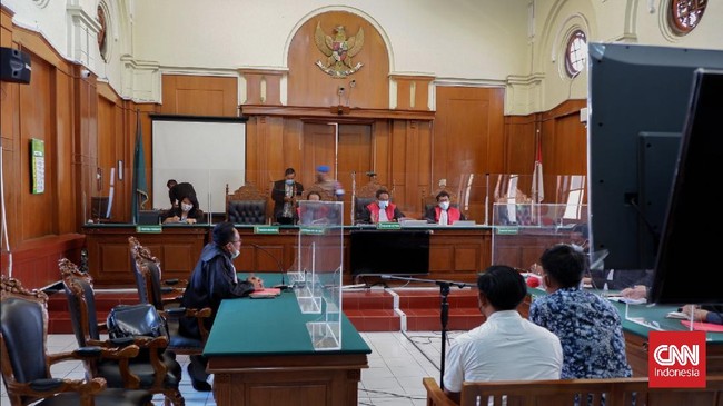 Dua terdakwa yang merupakan anggota polisi aktif, membantah telah memukul jurnalis Tempo, Nurhadi. Namun keduanya mengetahui ada kekerasan.