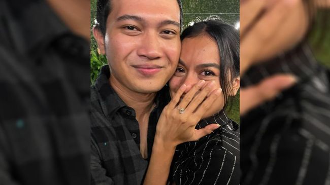Eva Celia terlihat menangis bahagia ketika sang kekasih, Demas Narawangsa, melamarnya bersamaan dengan perayaan ulang tahunnya pada Selasa (21/9) malam. 