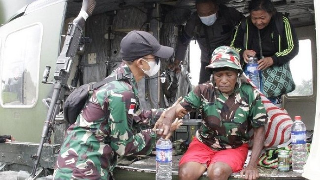 Sebanyak 17 orang, tiga di antaranya anak-anak, dievakuasi aparat gabungan dari Distrik Kiwirok, Papua. Setelah kondusif warga boleh kembali ke rumah.