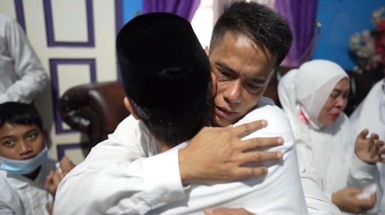 Lesti Kejora dan Rizky Billar mengungkapkan bahwa mereka telah menikah siri pada awal tahun. Yuk intip foto-foto pernikahannya!