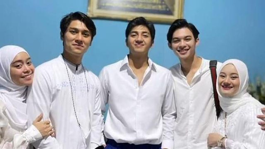 Lesti Kejora dan Rizky Billar mengungkapkan bahwa mereka telah menikah siri pada awal tahun. Yuk intip foto-foto pernikahannya!
