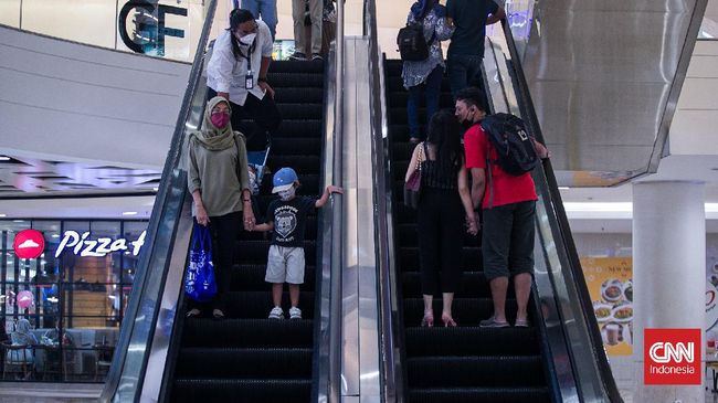 Mobilitas Meningkat, Masyarakat Diminta Tak Abai Prokes Pemerintah menyebut potensi gelombang baru Covid-19 bisa terjadi salah satunya dipicu meningkatnya mobilitas masyarakat yang mengabaikan protokol kesehatan.