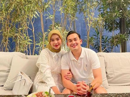 So Sweet! 7 Potret Ikbal Fauzi & Istri, Penuh Kejutan Saat Umumkan kehamilan