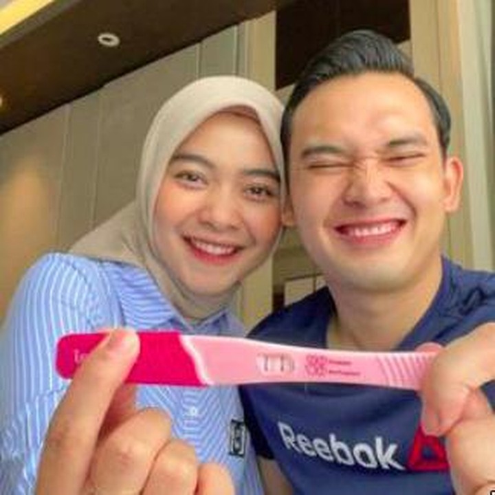 <p>Saat tahu, Ikbal Fauzi pun langsung memeluk dan mencium Novia Giana. Tak menyangka, dirinya bakal jadi seorang ayah. (Foto: Instagram @noviagianan)</p>